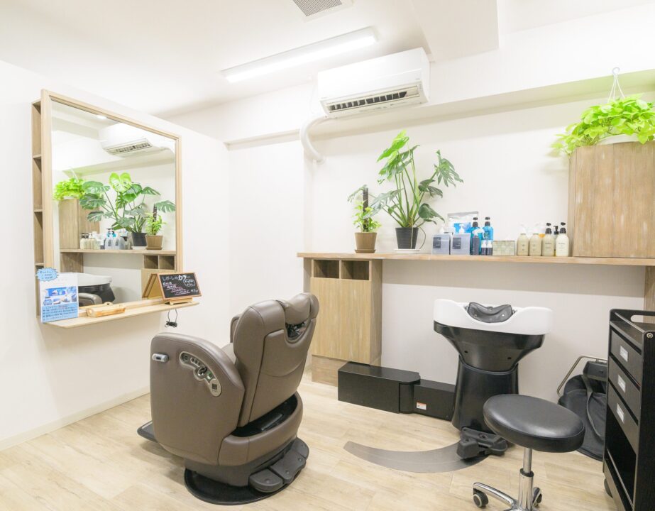 石岡市のヘッドスパサロンLegareの半個室シャンプー台。お昼寝できる静かな空間で男女別に安心して受けられるヘッドスパ環境。
