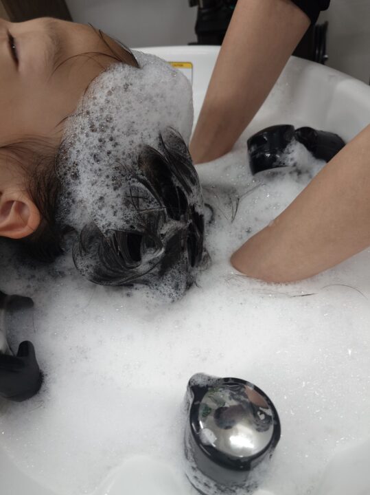 石岡市のヘッドスパ施術風景。異性が苦手な方でも安心できる、男女別対応のお昼寝ヘッドスパ。心地よく眠れる泡シャンプーの様子。
