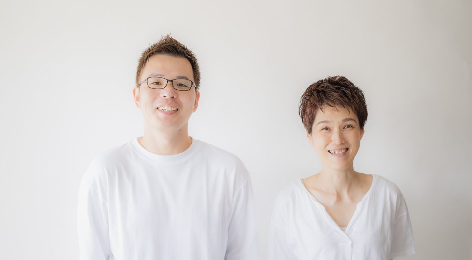 石岡市の夫婦サロンLegareのオーナー夫婦。理容師と美容師が男女別でヘッドスパを担当する安心のマンツーマン施術。
